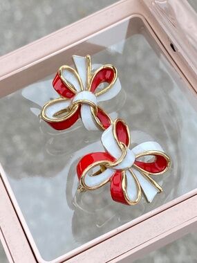Vintage Trifari Clip On Earrings Tied Ribbon Bow Red White Enamel Gold Tone Sign